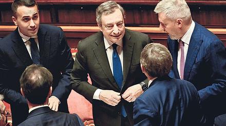 Erste Runde. Mario Draghi im Gespräch mit Senatoren. Foto: Andreas Solaro/AFP