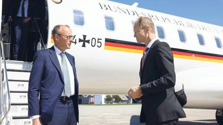 Am Flughafen wird Friedrich Merz vom deutschen Botschafter in Polen, Thomas Bagger, empfangen. 