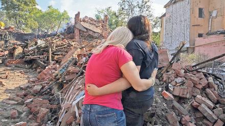 Überlebt, aber viel verloren. Zwei Frauen trauern in Charkiw um das, was einmal ihr Zuhause gewesen ist. 