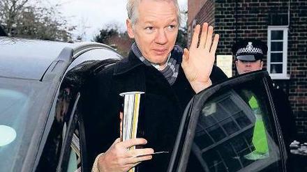 „Wie Zensur bei uns im Westen funktioniert.“ Julian Assange meldet sich jeden Tag in der Polizeistation in Suffolk, wo er unter Hausarrest steht, und gibt Interviews. Foto: Reuters