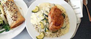 Nichts von Kantinenküche. „Hähnchenbrust in der Gorgonzolakruste“ – auf „Reismix mit Zucchini“. Nur die Soße ist zu dick. 