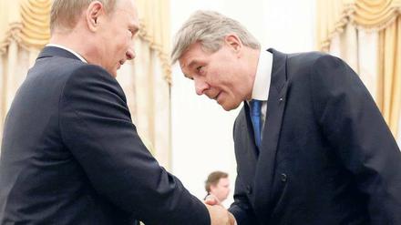 Mit großem Respekt: Der neue Chef des Ost-Ausschusses der deutschen Wirtschaft, Wolfgang Büchele (rechts), wird von Putin im Kreml empfangen. 