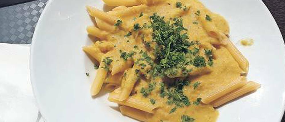 Pasta und basta – mit Penne Cavolo, Federnudeln an Curry-Blumenkohl. 