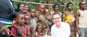 Im Kreise der BaAka, einem Minderheitenvolk in der Zentralafrikanischen Republik (ZAR), fühlt sich Entwicklungsminister Gerd Müller wohl. Die ZAR ist für Berlin eine Art Neuland. 