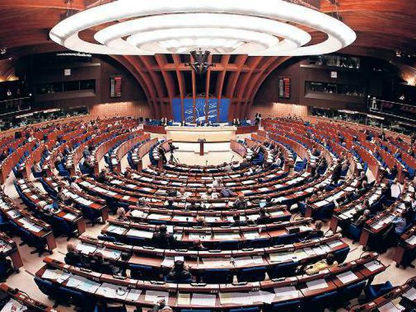 Die Parlamentarische Versammlung des Europarates tagt viermal im Jahr in Straßburg. 