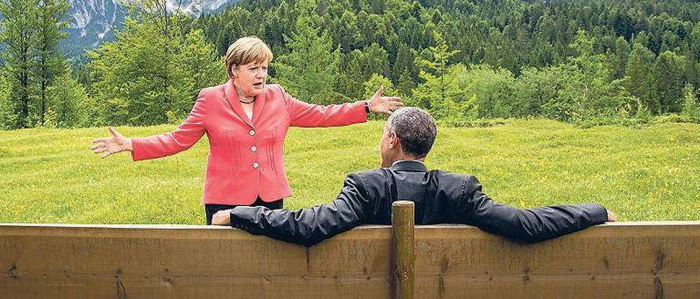 Kanzlerin Merkel erklärt US-Präsident Obama 2015 in Elmau die Welt.
