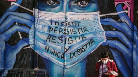 Leiderfahren. Auch die Corona-Pandemie traf das Land hart, ein Wandgemälde in der Hauptstadt Bogota ruft die Menschen zum Durchhalten auf. 