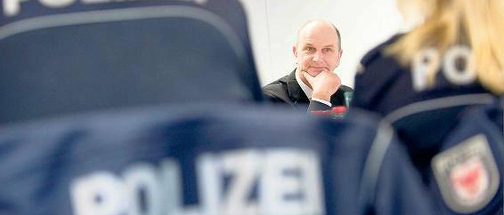 Dietmar Woidke (SPD), Innenminister seit Oktober 2010, startet eine neue Überprüfungswelle für Beamte – weil es endlich eine gesetzliche Grundlage gibt. Foto: dapd