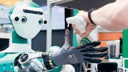 Intelligente Roboter könnten Menschen bald einfache Tätigkeiten vermehrt abnehmen. 