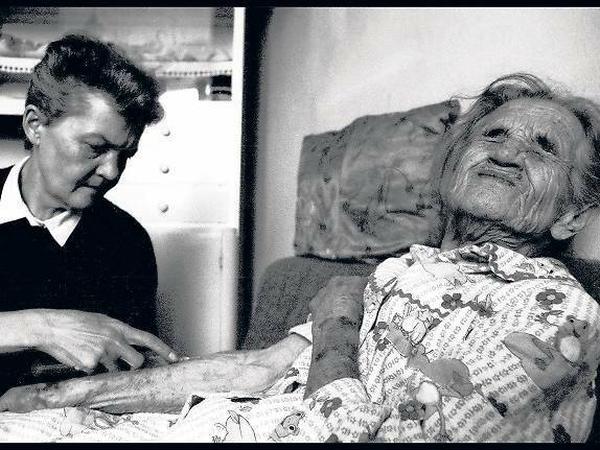 Eine Krankenschwester von La Benevolencija behandelt während der Belagerung die 93-jährige Donka Nicolić aus Sarajevo.