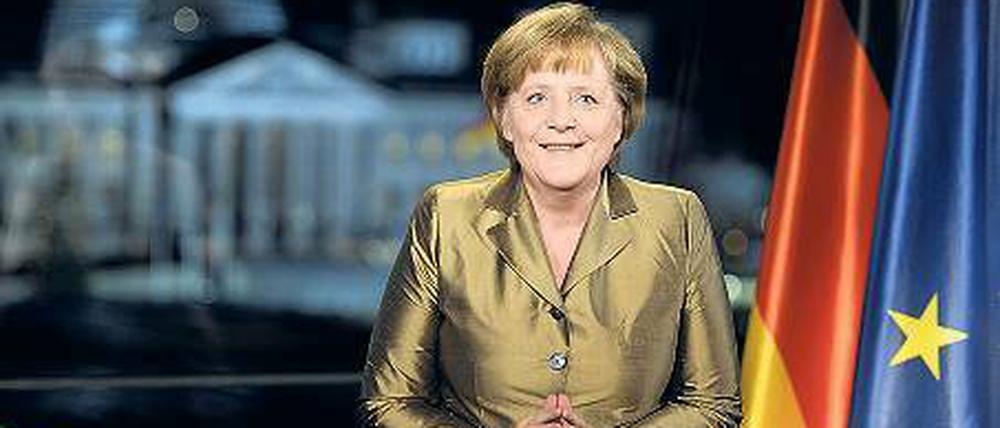Mehr an die frische Luft! Goldglänzend und vor imposanter Kulisse verkündet Angela Merkel gute Vorsätze fürs Jahr 2014.