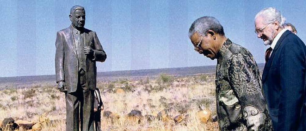 1995 besuchte Präsident Nelson Mandela die "weiße Stadt" Orania, die kurz nach dem Ende der Apartheid von den Buren gegründet worden war. Rechts neben ihm steht Carel Boshoff, der Sohn des Ortsgründers. Mandela war 1994 bei den ersten freien Wahlen des Landes Präsident geworden.