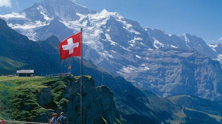 In welche Richtung soll die Schweiz ihre Fahne hängen? 