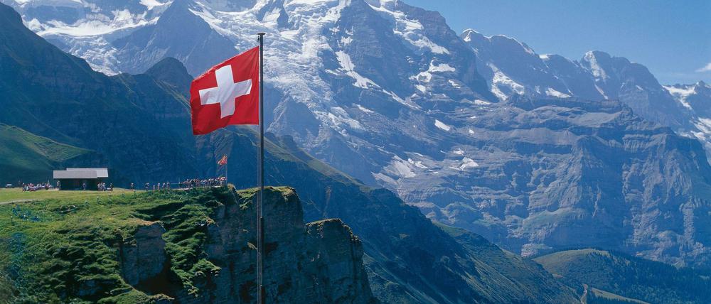 In welche Richtung soll die Schweiz ihre Fahne hängen? 