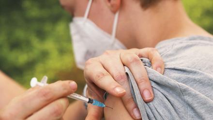 Kinder ab zwölf Jahren können eine Booster-Impfung von Biontech bekommen - für Jüngere besteht diese Möglichkeit noch nicht.