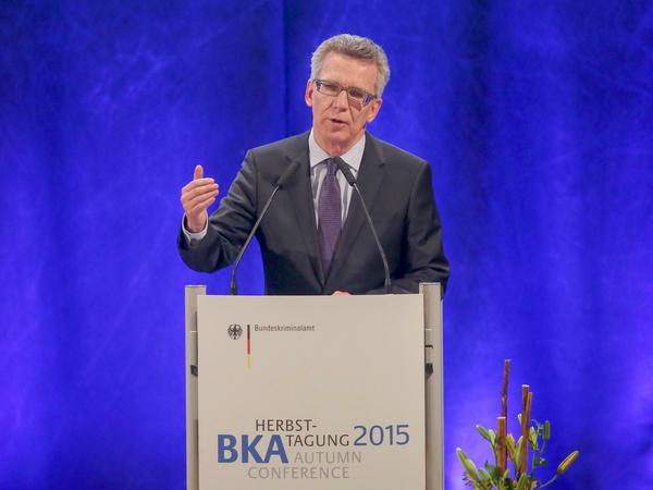Bundesinnenminister Thomas de Maiziere (CDU) spricht am 18.11.2015 auf der Herbsttagung des Bundeskriminalamtes (BKA) im Kurfürstlichen Schloss in Mainz (Rheinland-Pfalz). N