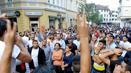 Jesiden protestieren am 6. August in Herford (Nordrhein-Westfalen) nach einem Messerangriff von IS-Sympathisanten. Auseinandersetzungen zwischen Angehörigen der Glaubensgemeinschaft der Jesiden und Sympathisanten der Terrorgruppe Islamischer Staat haben am Mittwoch in Herford für einen Großeinsatz der Polizei gesorgt. 