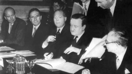 Hermann Josef Abs (Mitte) bei der Unterzeichnung des Londoner Schuldenabkommens am 27. Februar 1953 