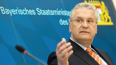 Bayerns Innenminister Joachim Herrmann findet die Kernthesen der Piraten "für Deutschland als Wissens- und Forschungsstandort geradezu brandgefährlich".