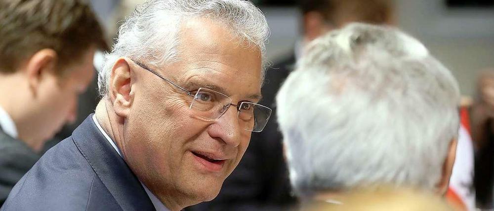 Der bayerische Innenminister Joachim Herrmann prüft eine Regelanfrage beim Verfassungsschutz für Richter-Anwärter.