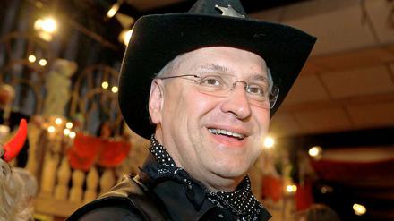 Bayerns Innenminister Joachim Herrmann im Sheriff-Outfit (Archivbild)