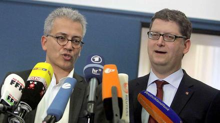 Die hessischen Spitzenkandidaten von SPD, Thorsten Schäfer-Gümbel (r), und von Bündnis90/Die Grünen, Tarek Al-Wazir.