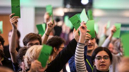 Mitglieder stimmen bei der Landesmitgliederversammlung von Hessens Grünen zu einer Frage der Redezeit ab. 