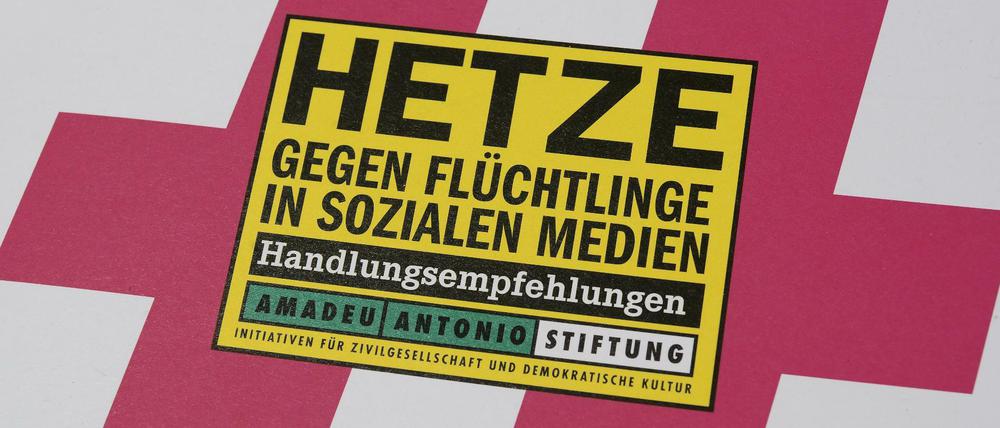 Die Amadeu-Antonio-Stiftung veröffentlicht eine Broschüre gegen Hetze - und wird selbst Ziel neuer Angriffe.