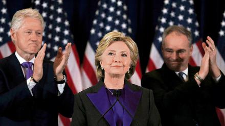 Beeindruckende Verliererrede von Hillary Clinton, hier zwischen dem ehemaligen Präsidenten Bill Clinton (l) und dem Senator Tim Kaine.