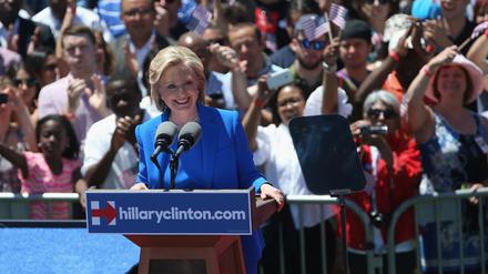 Hillary Clinton trat in New York erstmals öffentlich als Präsidentschaftskandidaten für die Wahl 2016 auf.