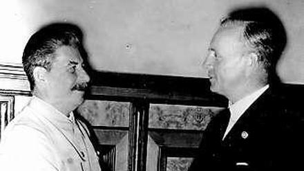 Stalin und NS-Außenminister von Ribbentrop im August 1939 in Moskau. Das Foto stammt aus dem Bildband "Der Fall Barbarossa", Verlag Das Neue Berlin.