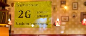 Hinweischild zur 2G-Zugangsaregel zu einem Restaurant in Berlin.