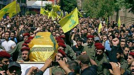 In Beirut geben Mitglieder der Hisbollah einem Kämpfer letztes Geleit. Er war bei der Schlacht um die syrische Stadt Al Kusair ums Leben gekommen.
