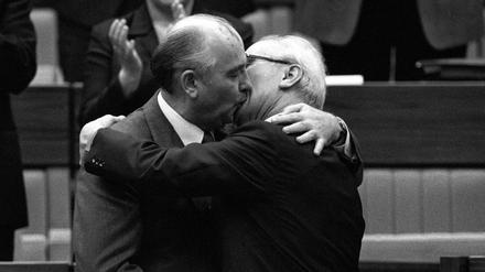 Historisch: Bruderkuss zwischen Erich Honecker und Michail Gorbatschow auf dem SED-Parteitag.