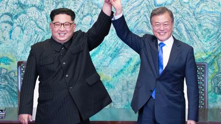 Kim Jong Un und Moon Jae In im Grenzdorf Panmunjom