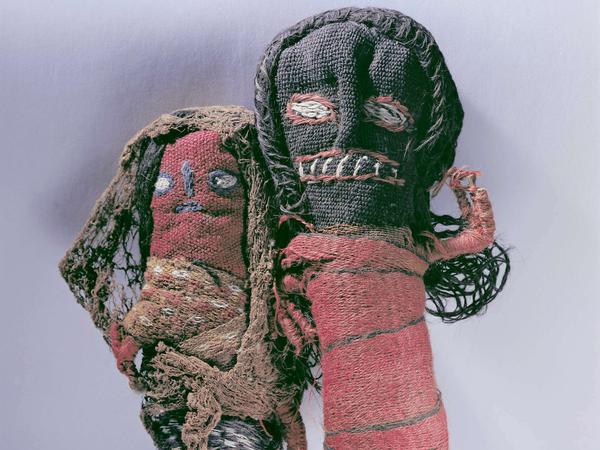 Puppen gibt es seit Beginn der Menschheit. Aus Stein, Knochen oder aus Lumpen wie hier bei einem peruanischen Modell, das um 600 entstand. 