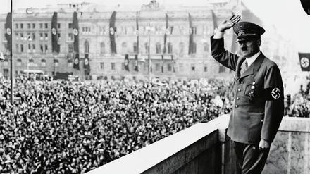 Viele Verbindungen führen vom NS-Machtapparat in die Frühzeit bundesdeutscher Ministerien: Adolf Hitler winkt vom Balkon der Reichskanzlei der Menge zu.