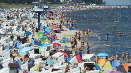 Hunderte Touristen suchen Abkühlung an der Ostsee auf der Insel Usedom. 