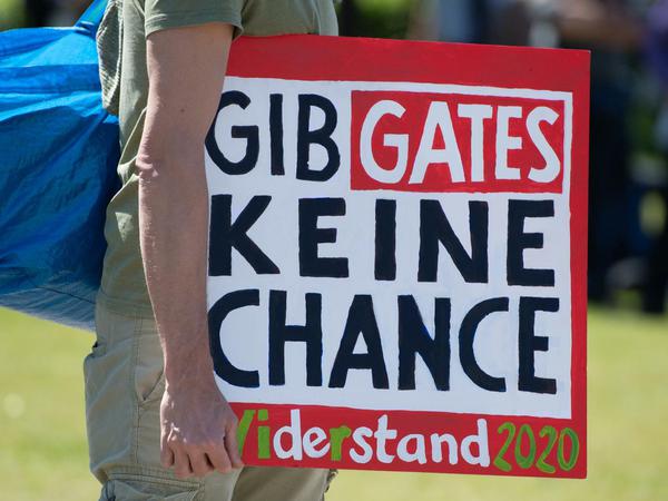 Bei einer Demonstration in Berlin hielten Demonstranten ein Schild mit der Aufschrift "Gib Gates keine Chance" hoch. 