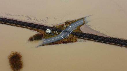 Hochwasser an einem Bahnübergang bei Nidderau in Hessen