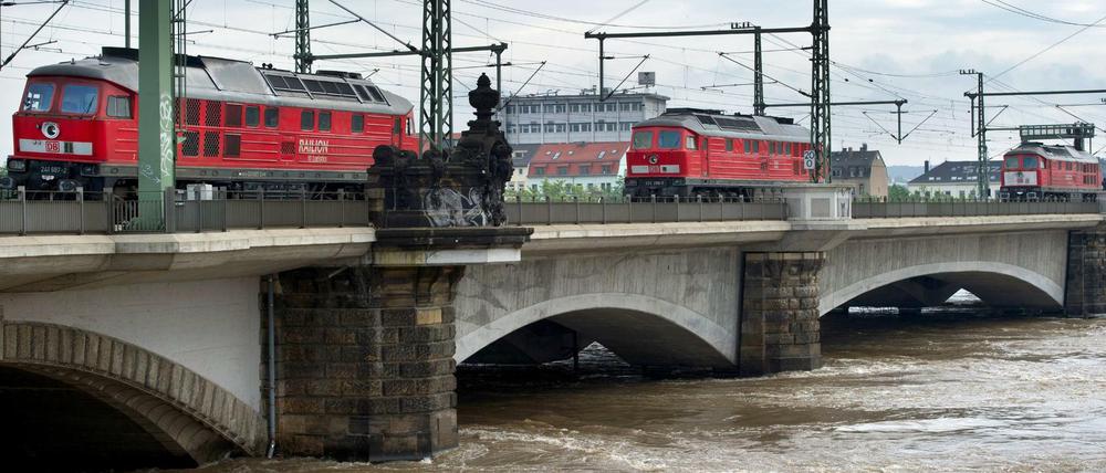 Die Zugbrücke neben der Marienbrücke in Dresden (Archivbild von einem Hochwasser im Juni 2013)