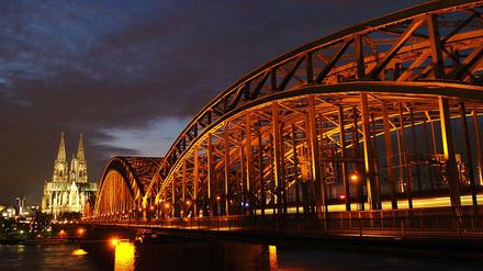 Eine Hohenzollernbrücke in Köln ist eine der bekanntesten Eisenbahnbrücken Deutschlands. Auch sie muss immer wieder mal saniert werden. 