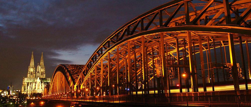 Eine Hohenzollernbrücke in Köln ist eine der bekanntesten Eisenbahnbrücken Deutschlands. Auch sie muss immer wieder mal saniert werden. 