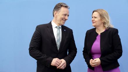 Bei dieser Pressekonferenz zur politischen Kriminalität haben sich Innenministerin Nancy Faeser und BKA-Chef Holger Münch noch freundlich zugelächelt – inzwischen ist die Stimmung in Wiesbaden nicht mehr so gut.
