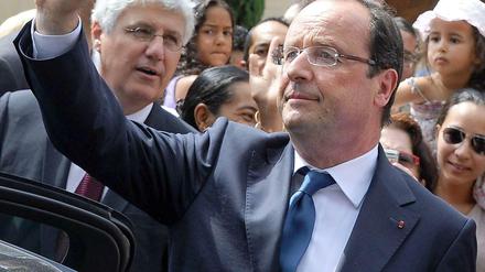 Hollande winkt Einwohnern zu