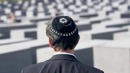 Ein Jude steht vor dem Holocaust-Mahnmal in Berlin (Archivbild).