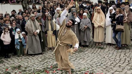 Ein Judas-Darsteller während einer Osterfeier in Ouerem in Portugal. 