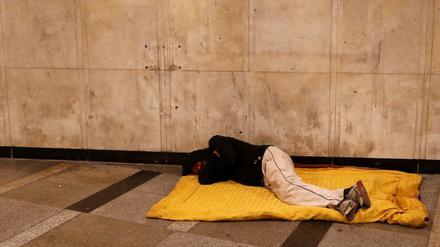 Ein Obdachloser in einer Unterführung in Budapest. 