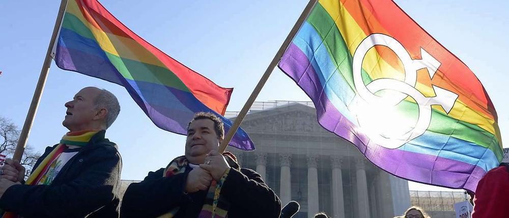 Vor dem Supreme Court demonstrierten einige für das Recht von Homosexuellen.