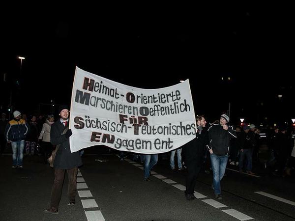 Funktionäre der Partei "Die Partei" marschieren mit Spott-Banner bei Pegida.